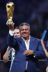 Trajes Ermenegildo Zegna, zapatillas Balenciaga