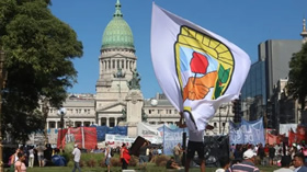 Manteca en el asfalto del mediodía de enero